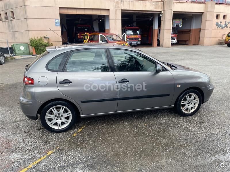 Usado Seat Ibiza Sport 64 CV (47 kW) 2004 Gris / plata Utilitario