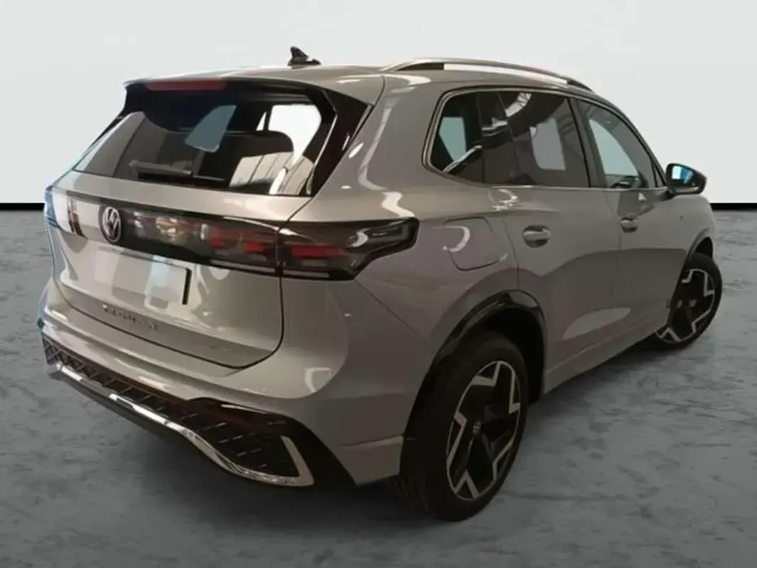 Usado VW Tiguan R-line 272 CV (200 kW) 2024 Plateado SUV