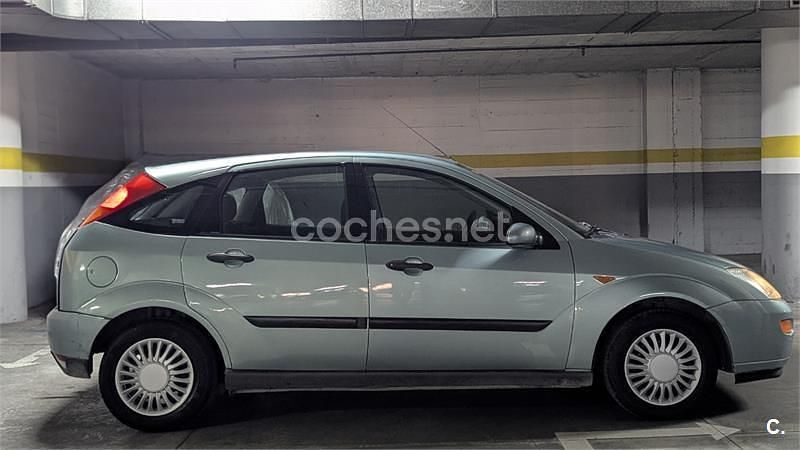 Usado Ford Focus Ghia 100 CV (73 kW) 2000 Azul Berlina