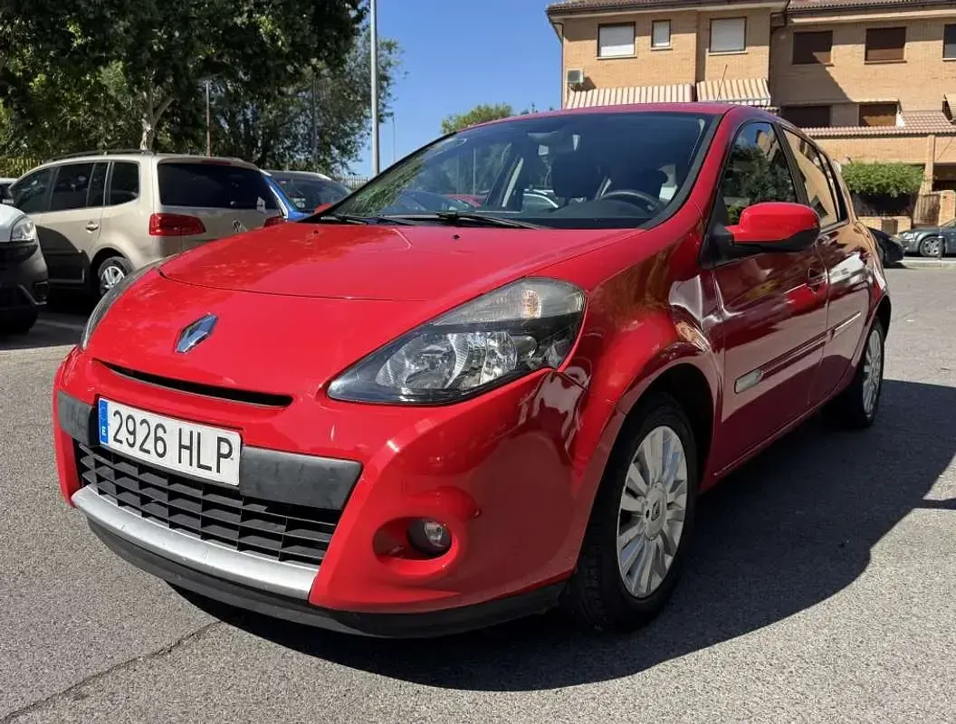 Usado Renault Clio Dynamique 101 CV (74 kW) 2012 Rojo Utilitario