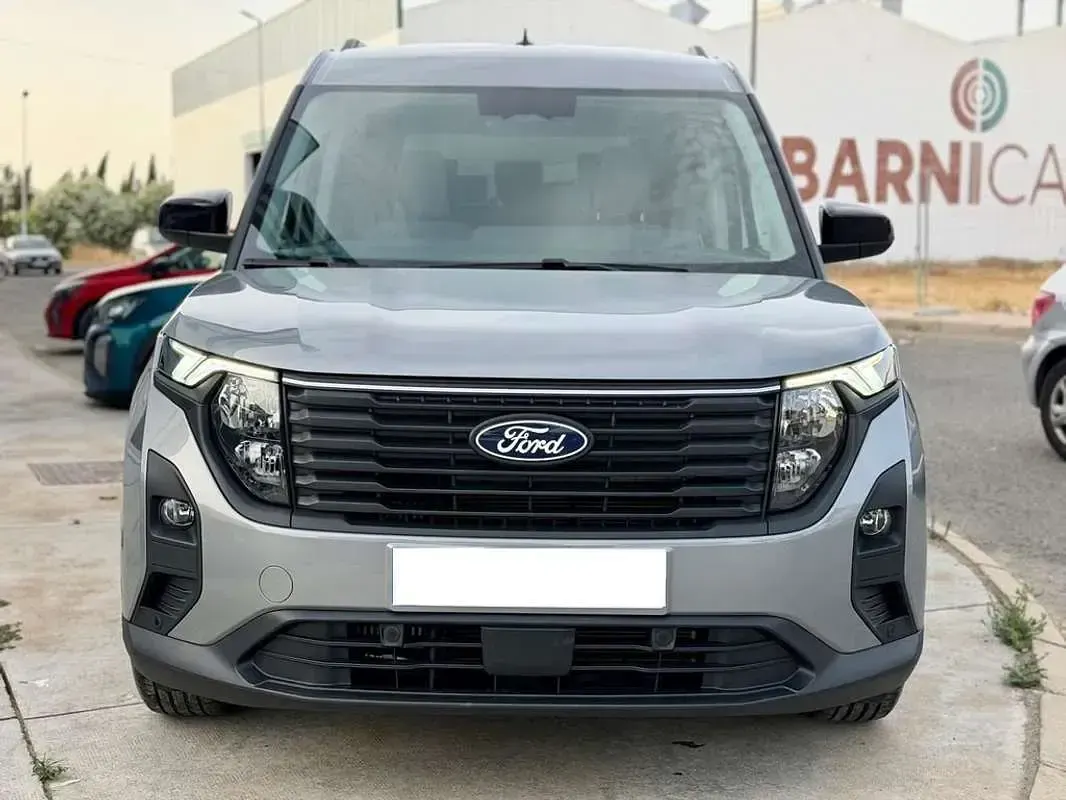 Usado Ford Tourneo Courier Titanium 125 CV (91 kW) 2024 Burdeos Monovolumen