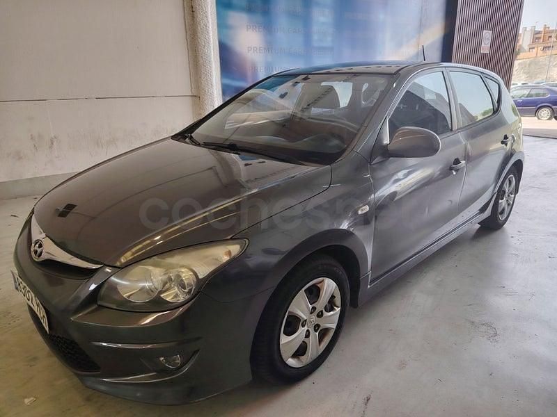 Usado Hyundai i30 Classic 90 CV (66 kW) 2011 Gris / plata Berlina