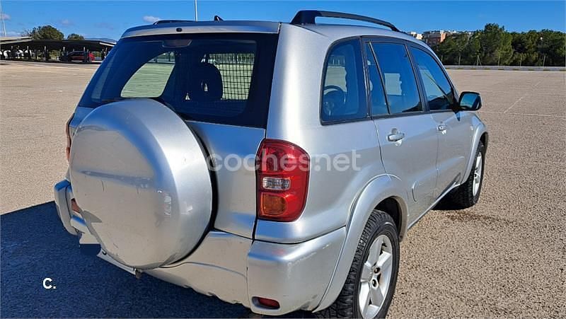 Usado Toyota RAV4 129 CV (94 kW) 2000 Gris / plata Familiar