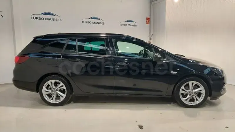 Usado Opel Astra Ultimate 145 CV (106 kW) 2021 Negro Familiar