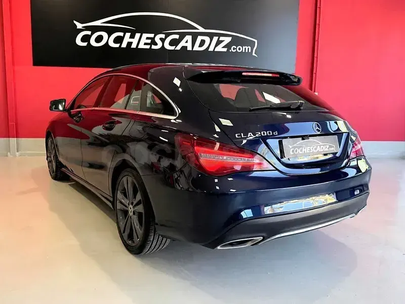 Usado Mercedes CLA200 Shooting Brake 136 CV (100 kW) 2017 Azul Familiar