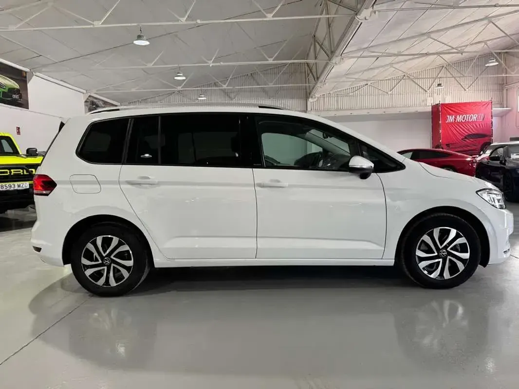 Usado VW Touran Advance 150 CV (110 kW) 2022 Blanco Monovolumen