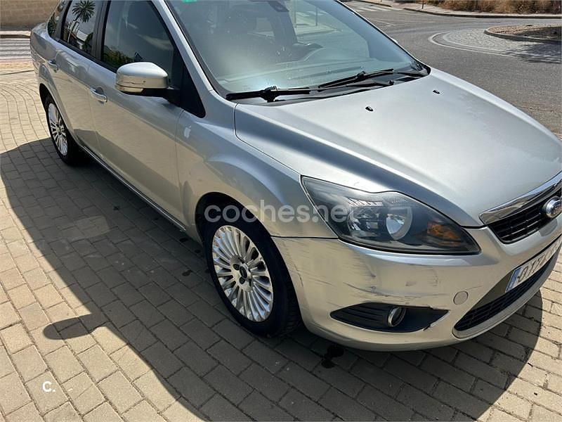 Usado Ford Focus Titanium 109 CV (80 kW) 2010 Gris / plata Berlina