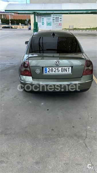 Verde Usado 2001 VW Passat Trendline Berlina | 3400 € (Un poco caro) - Imagen 1/4