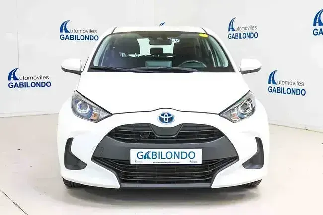 Käytetty Toyota Yaris Hybrid Active 116 HP (85 kW) 2021 Valkoinen Sedan