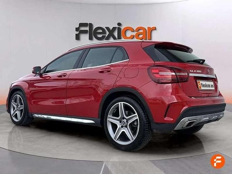 Usado Mercedes GLA180 122 CV (89 kW) 2018 Rojo SUV