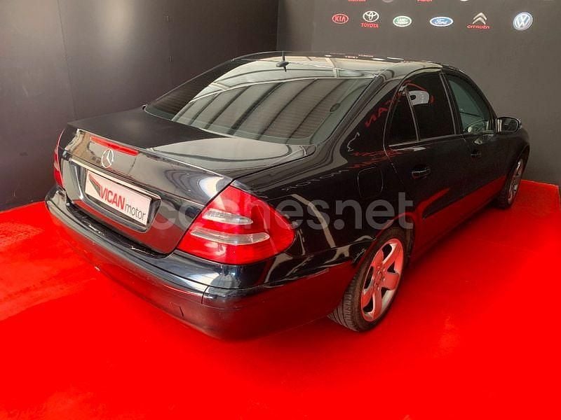 Usado Mercedes E220 Elegance 143 CV (105 kW) 2002 Negro Berlina