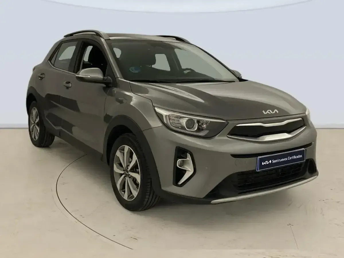 Usado Kia Stonic 100 CV (73 kW) 2025 Gris SUV