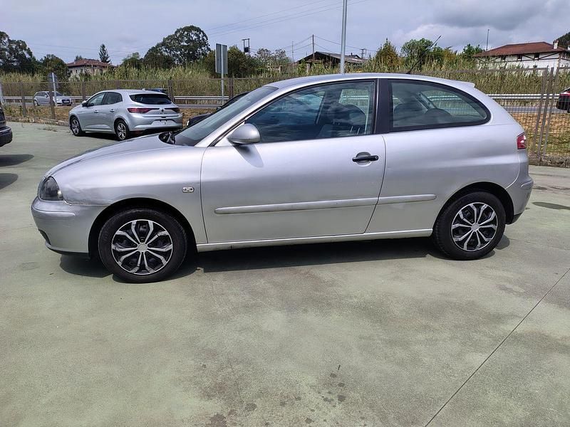 Usado Seat Ibiza 75 CV (55 kW) 2003 Gris Utilitario