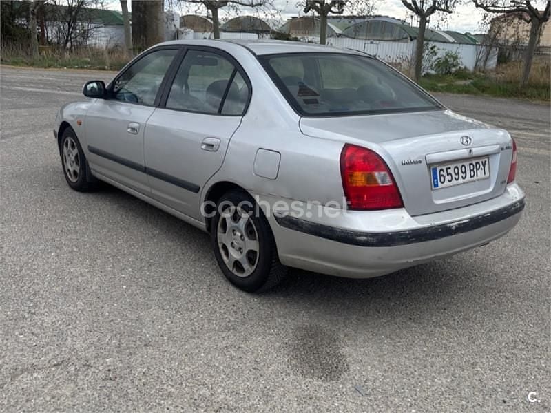 Usado Hyundai Elantra GLS 112 CV (82 kW) 2001 Gris / plata Berlina