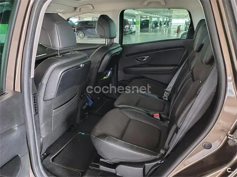 Usado Renault Grand Scénic IV Edition One 130 CV (95 kW) 2017 Marrón Monovolumen
