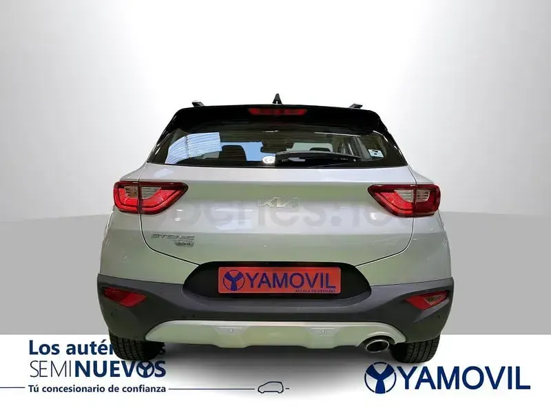 Usado Kia Stonic 100 CV (73 kW) 2021 Gris / plata SUV