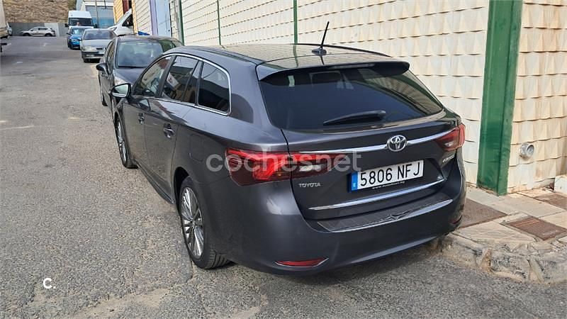 Usado Toyota Avensis Executive 150 CV (110 kW) 2016 Marrón Berlina