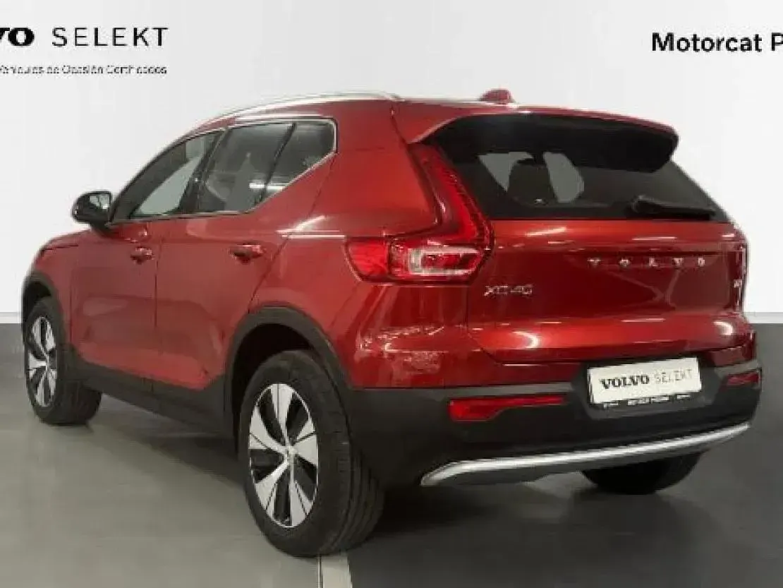 Usado Volvo XC40 Core 129 CV (94 kW) 2023 Rojo fusion m. c725e SUV