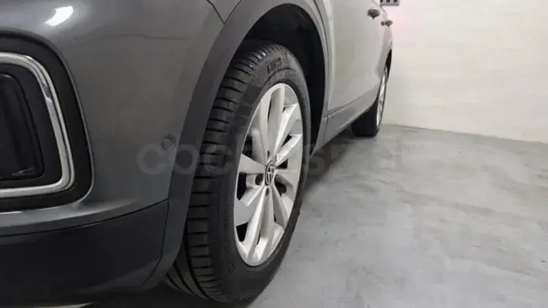 Usado VW T-Roc Life 115 CV (84 kW) 2022 Gris / plata SUV