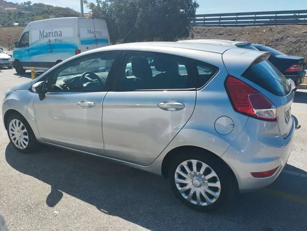 Usado Ford Fiesta Trend 82 CV (60 kW) 2015 Plateado Utilitario