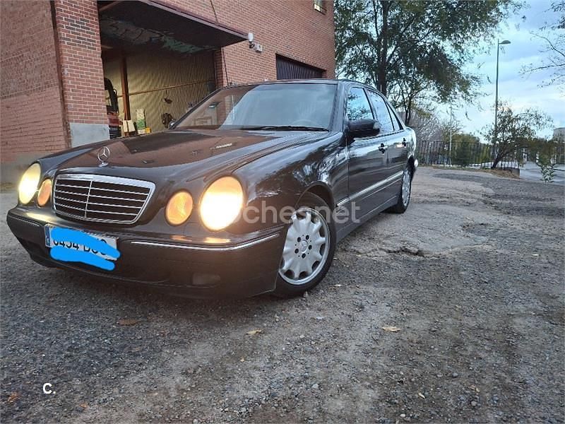 Negro Usado 2001 Mercedes E320 Avantgarde Berlina | 3900 € - Imagen 1/4