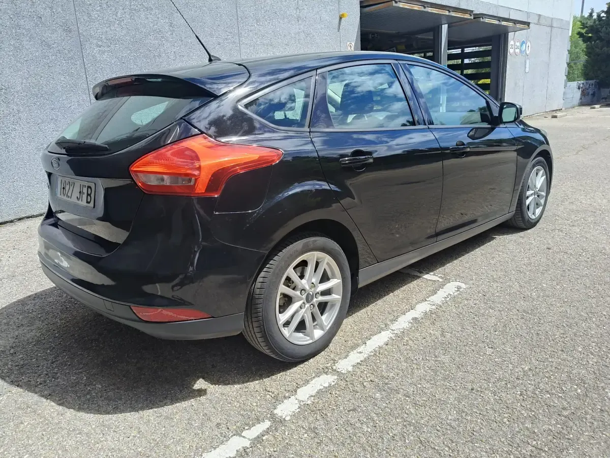 Usado Ford Focus Trend+ 120 CV (88 kW) 2015 Negro Berlina