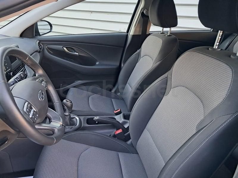 Usado Hyundai i30 110 CV (80 kW) 2024 Negro Berlina