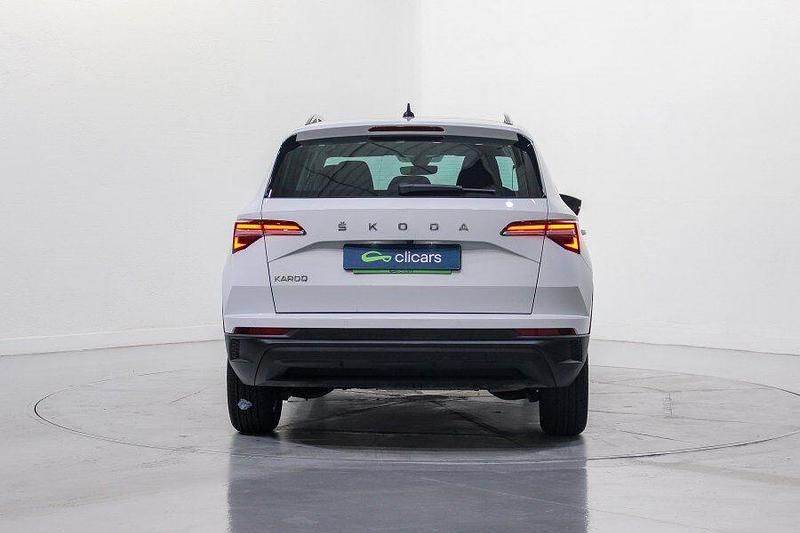 Usado Skoda Karoq Ambition 115 CV (84 kW) 2023 Blanco SUV
