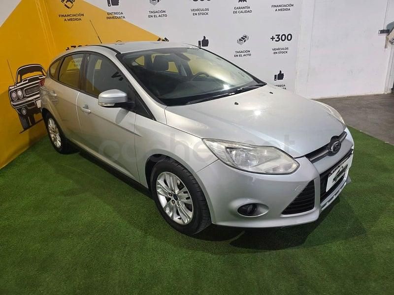 Usado Ford Focus Trend 105 CV (77 kW) 2011 Gris / plata Berlina