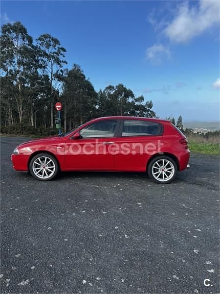 Usado Alfa Romeo 147 Distinctive 105 CV (77 kW) 2004 Rojo Utilitario