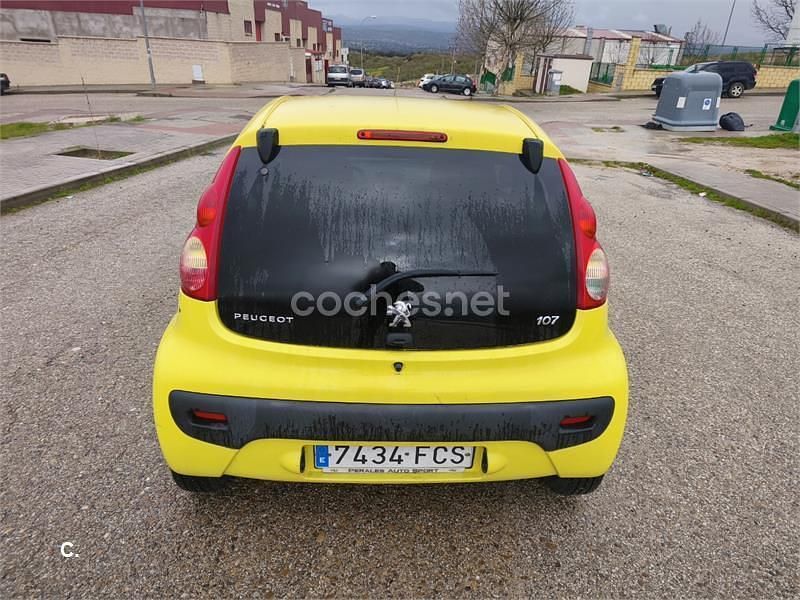 Usado Peugeot 107 68 CV (50 kW) 2006 Amarillo Utilitario