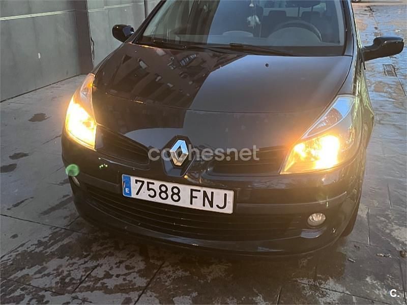 Usado Renault Clio II Dynamique 100 CV (73 kW) 2007 Negro Berlina