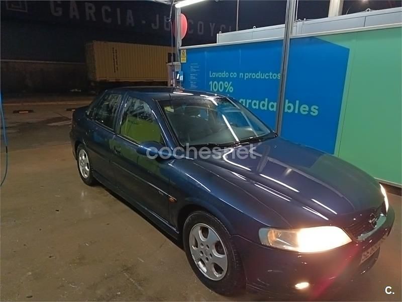 Usado Opel Vectra Edition 136 CV (100 kW) 2000 Azul Berlina