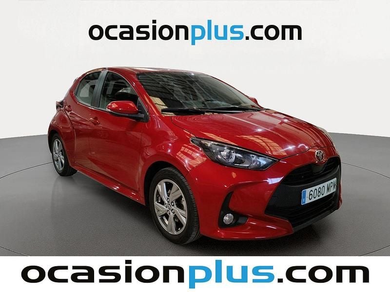 Usado Toyota Yaris Active 116 CV (85 kW) 2024 Rojo Utilitario