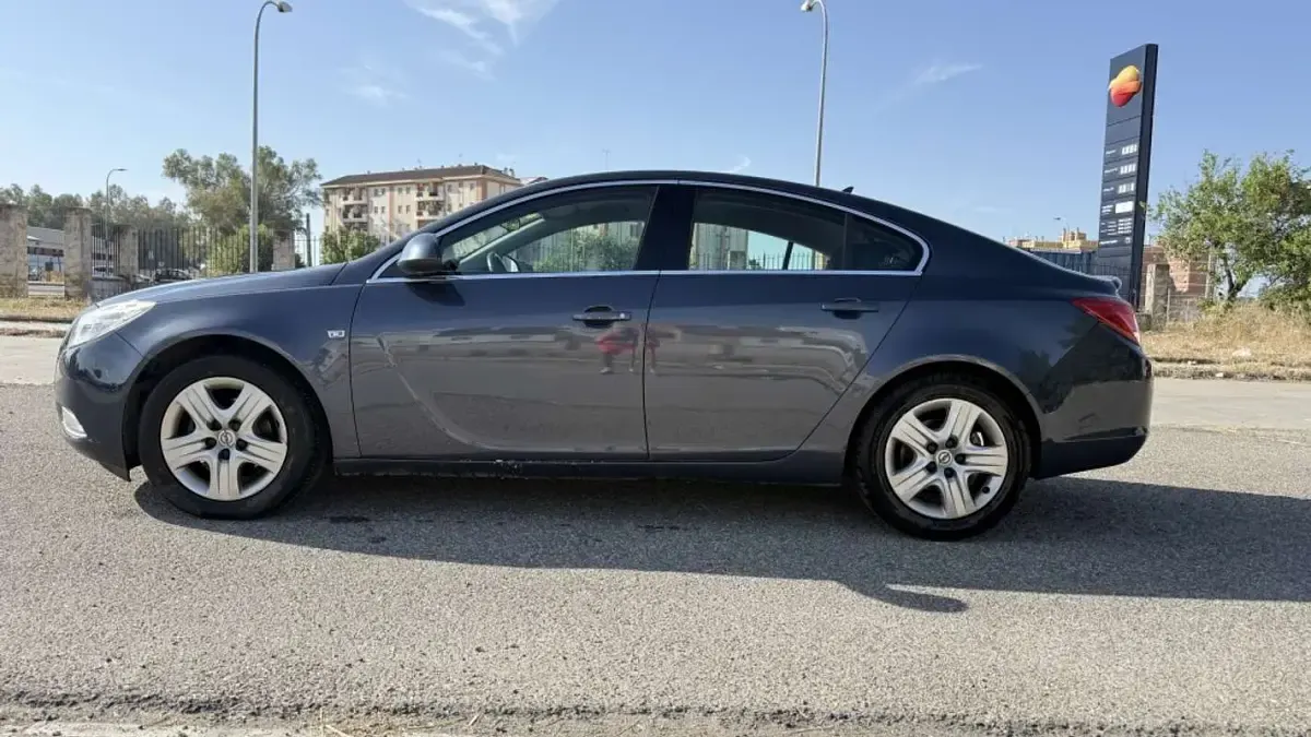 Usado Opel Insignia Edition 131 CV (96 kW) 2012 Azul Berlina