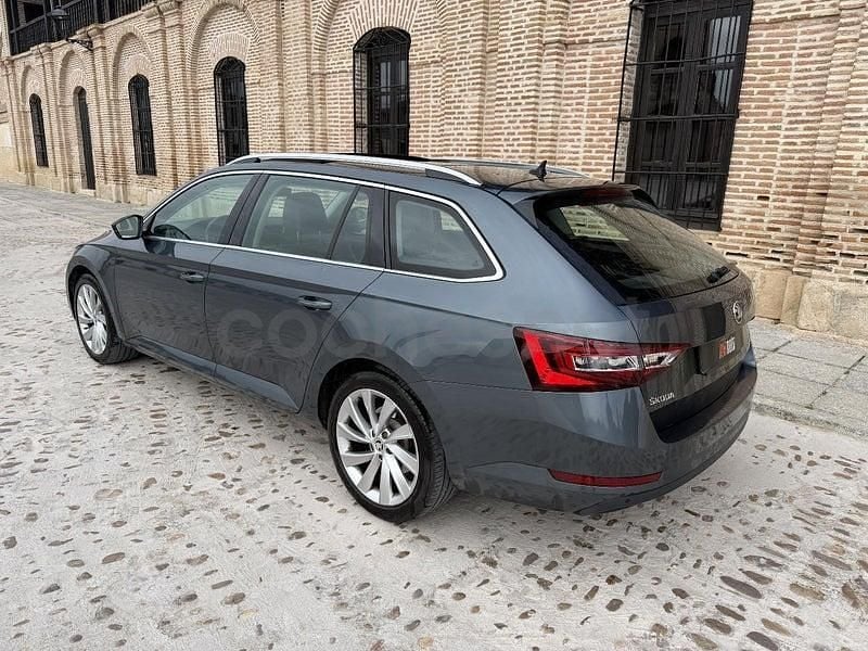 Usado Skoda Superb Style 150 CV (110 kW) 2017 Gris / plata Familiar