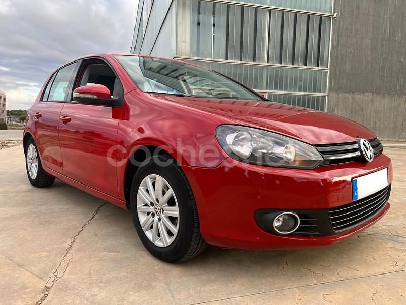 Usado VW Golf VII 105 CV (77 kW) 2012 Rojo Berlina