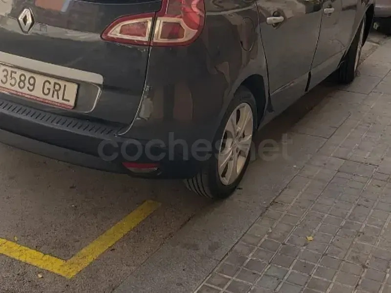 Usado Renault Scénic Dynamique 105 CV (77 kW) 2009 Gris / plata Monovolumen