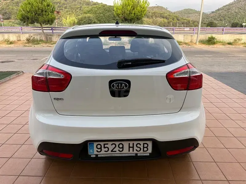 Usado Kia Rio 85 CV (62 kW) 2013 Blanco Berlina