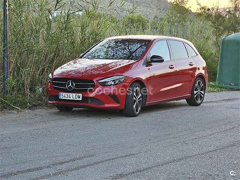 Begagnad Mercedes B180 122 HK (89 kW) 2019 Röd Minibuss