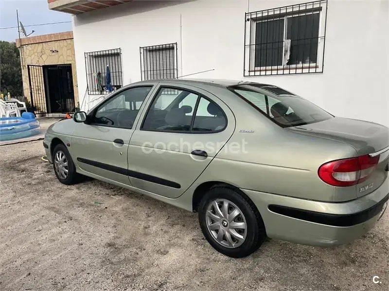 Usado Renault Mégane Authentique 95 CV (69 kW) 2001 Verde Berlina