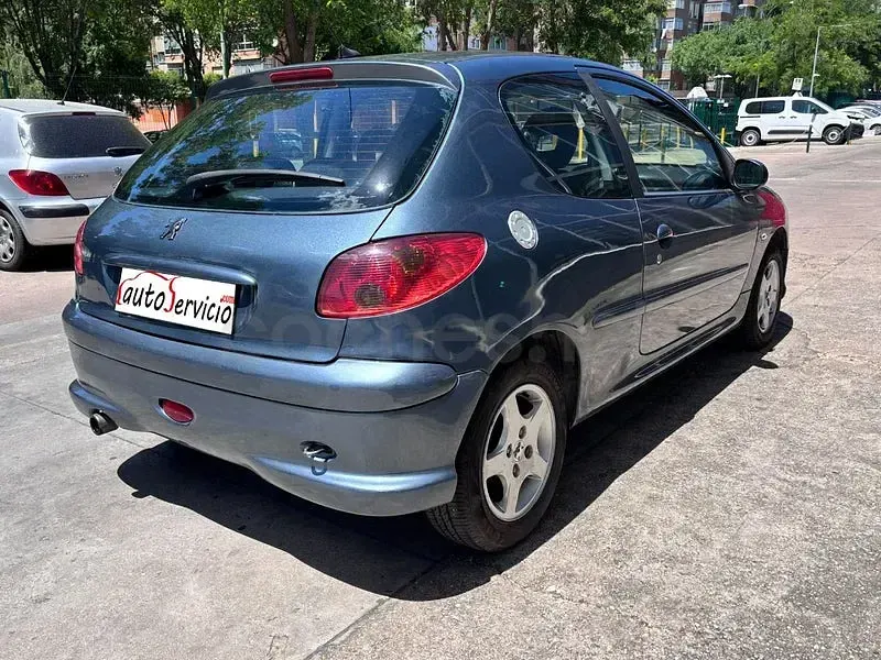 Usado Peugeot 206 70 CV (51 kW) 2006 Azul Berlina