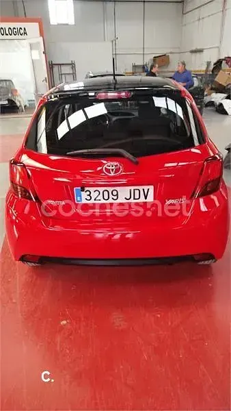 Usado Toyota Yaris Advance 99 CV (72 kW) 2015 Rojo Utilitario