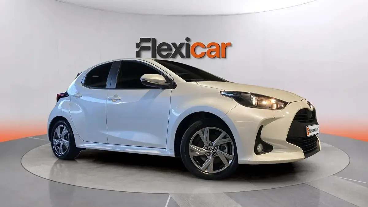Usado Toyota Yaris Hybrid Active 116 CV (85 kW) 2025 Blanco Berlina