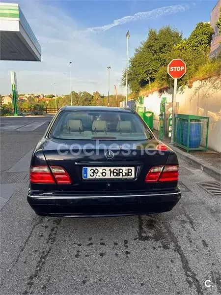 Usado Mercedes E240 Elegance 170 CV (125 kW) 2001 Azul Berlina