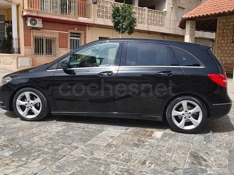 Usado Mercedes B200 136 CV (100 kW) 2014 Negro Utilitario