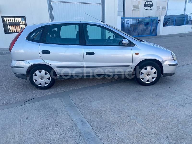 Usado Nissan Almera Tino Acenta 136 CV (100 kW) 2005 Gris / plata Monovolumen