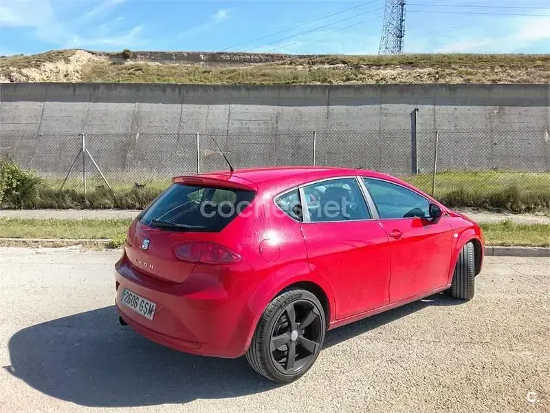 Usado Seat Leon Reference 90 CV (66 kW) 2009 Rojo Utilitario