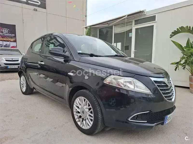 Usado Lancia Ypsilon 95 CV (69 kW) 2013 Negro Utilitario