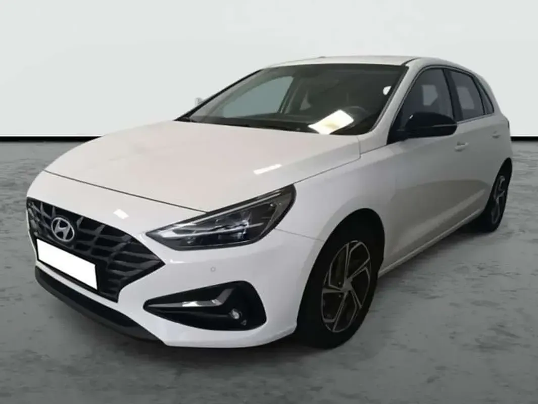 Usado Hyundai i30 120 CV (88 kW) 2023 Blanco Berlina